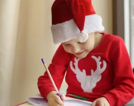Kind schreibt Brief zu Weihnachten | Pluxee