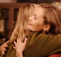 Zwei Frauen umarmen sich, weil sie sich schöne Überraschungen zu Weihnachten bereitet haben | Pluxee