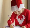Kind schreibt Brief zu Weihnachten | Pluxee